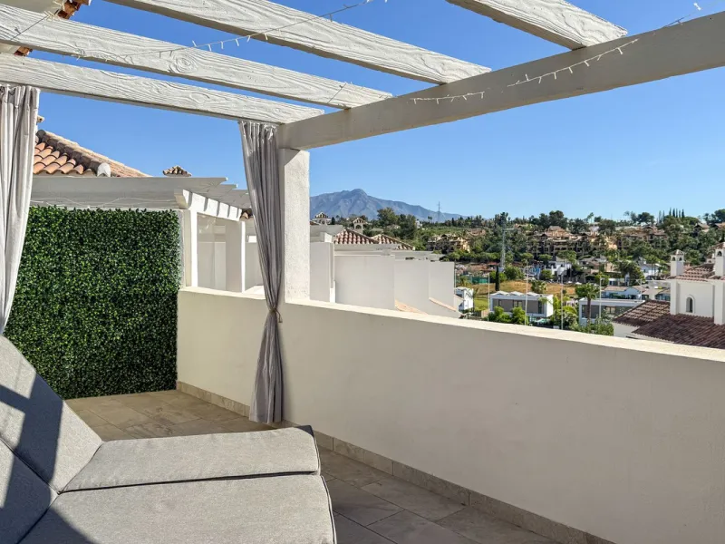 House - Townhouse в продаже в El Paraiso, Málaga. В доме 3 спален и 3 ванных комнат. Площадь дома 153 м²