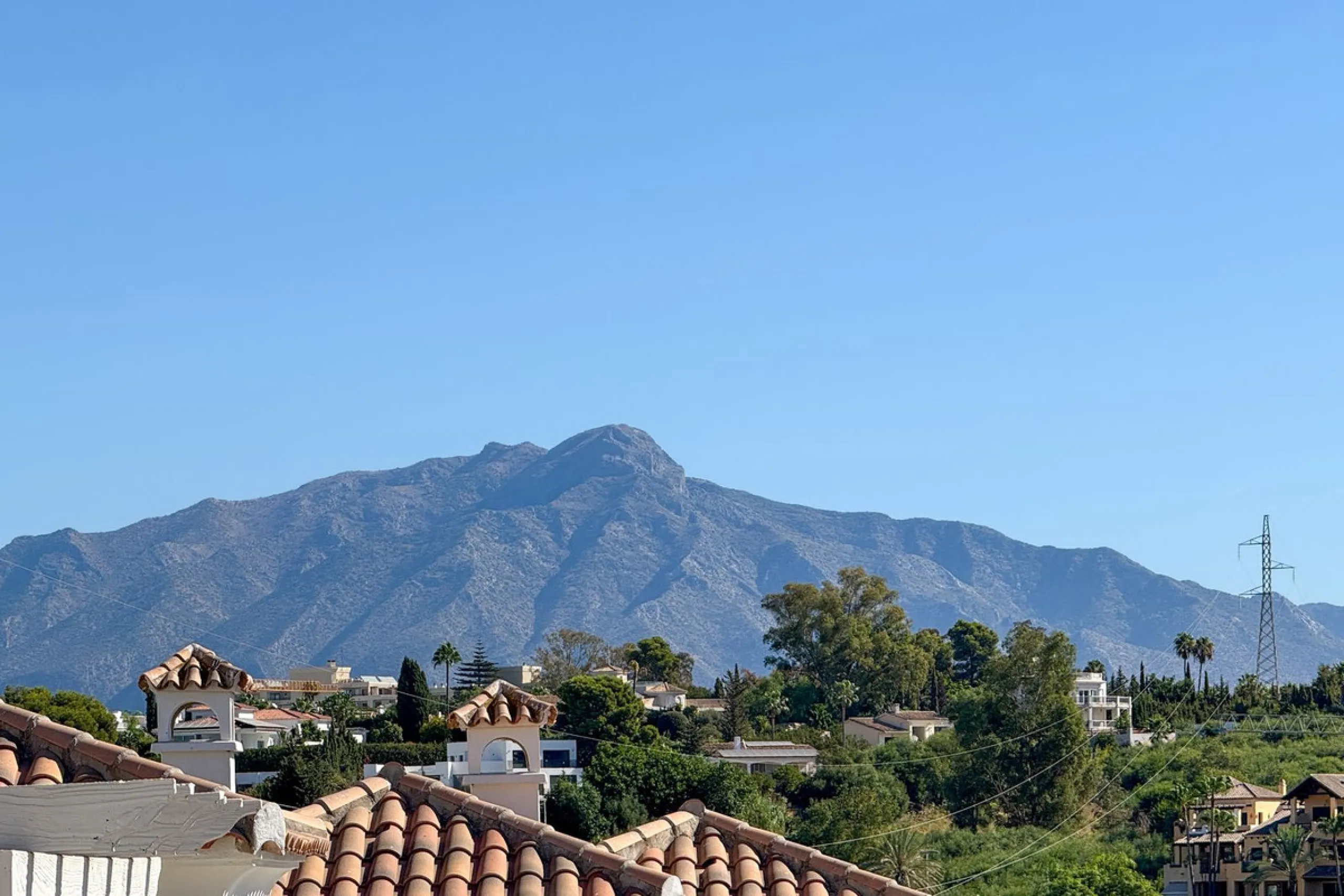 House - Townhouse в продаже в El Paraiso, Málaga. В доме 3 спален и 3 ванных комнат. Площадь дома 153 м²