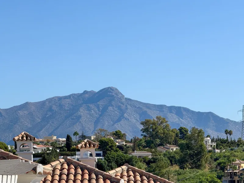 House - Townhouse в продаже в El Paraiso, Málaga. В доме 3 спален и 3 ванных комнат. Площадь дома 153 м²