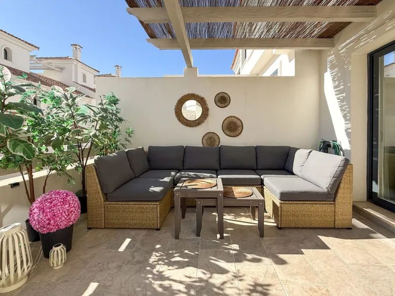 House - Townhouse в продаже в El Paraiso, Málaga. В доме 3 спален и 3 ванных комнат. Площадь дома 153 м²