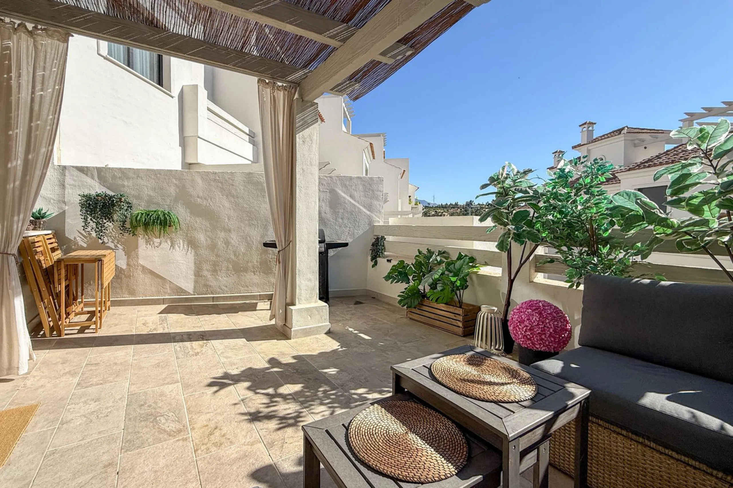 House - Townhouse в продаже в El Paraiso, Málaga. В доме 3 спален и 3 ванных комнат. Площадь дома 153 м²