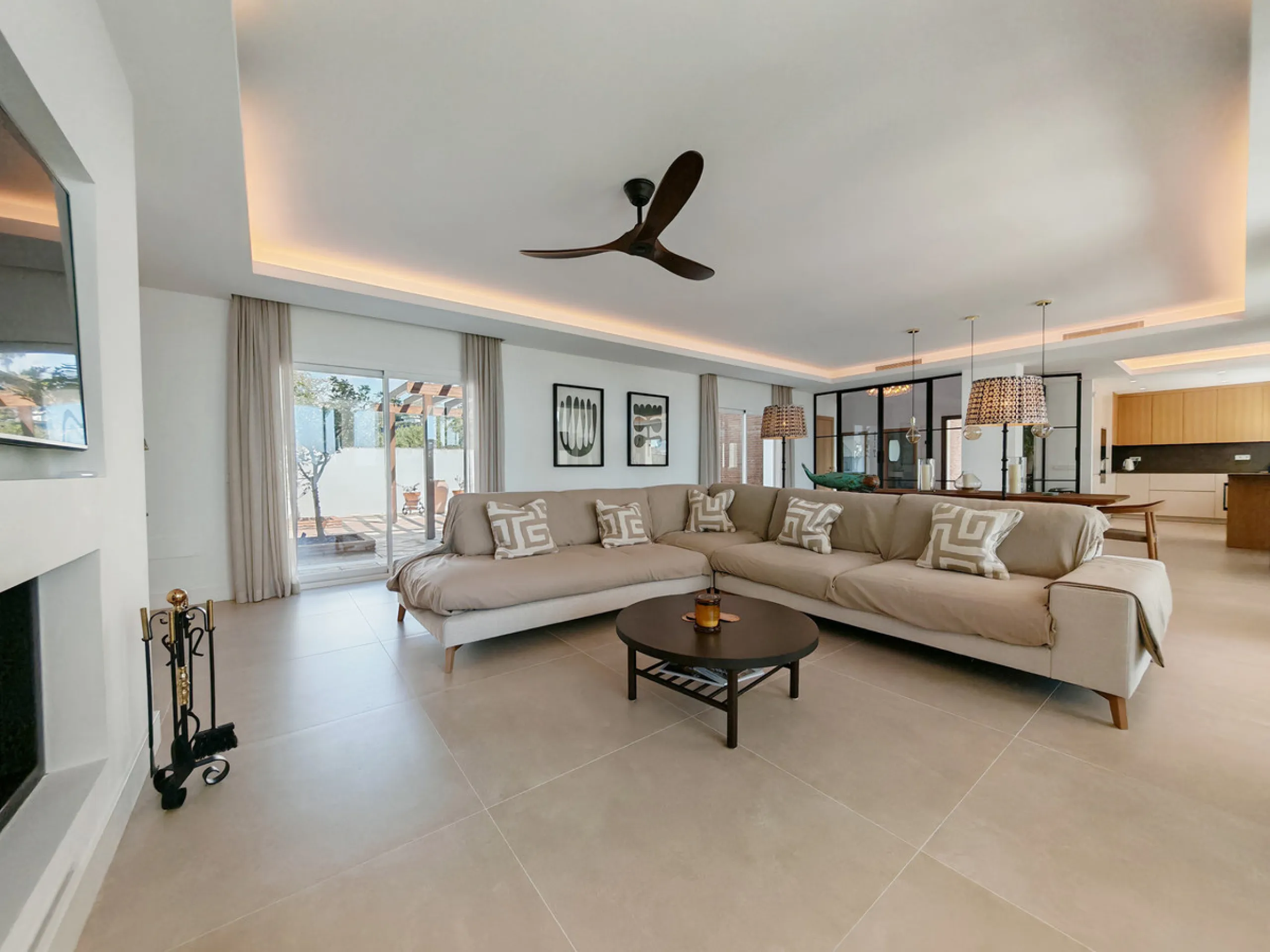 Villa for sale in Elviria, Marbella with 4 bedrooms, 4 bathrooms, 4 en suite bathrooms, 1 toilet and with orientation south, with private swimming pool, private garage and private garden. Regarding property dimensions, it has 327 m² built and 1,519 m² plo