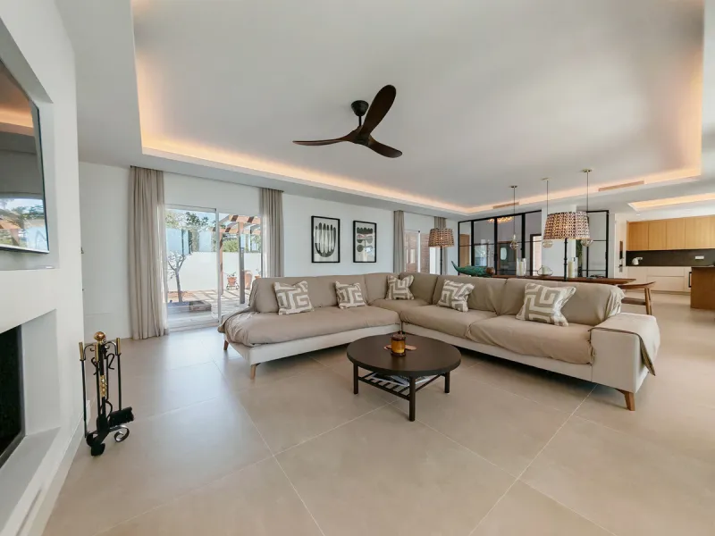 Villa for sale in Elviria, Marbella with 4 bedrooms, 4 bathrooms, 4 en suite bathrooms, 1 toilet and with orientation south, with private swimming pool, private garage and private garden. Regarding property dimensions, it has 327 m² built and 1,519 m² plo