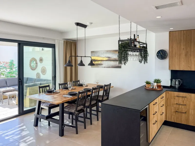 House - Townhouse в продаже в El Paraiso, Málaga. В доме 3 спален и 3 ванных комнат. Площадь дома 153 м²