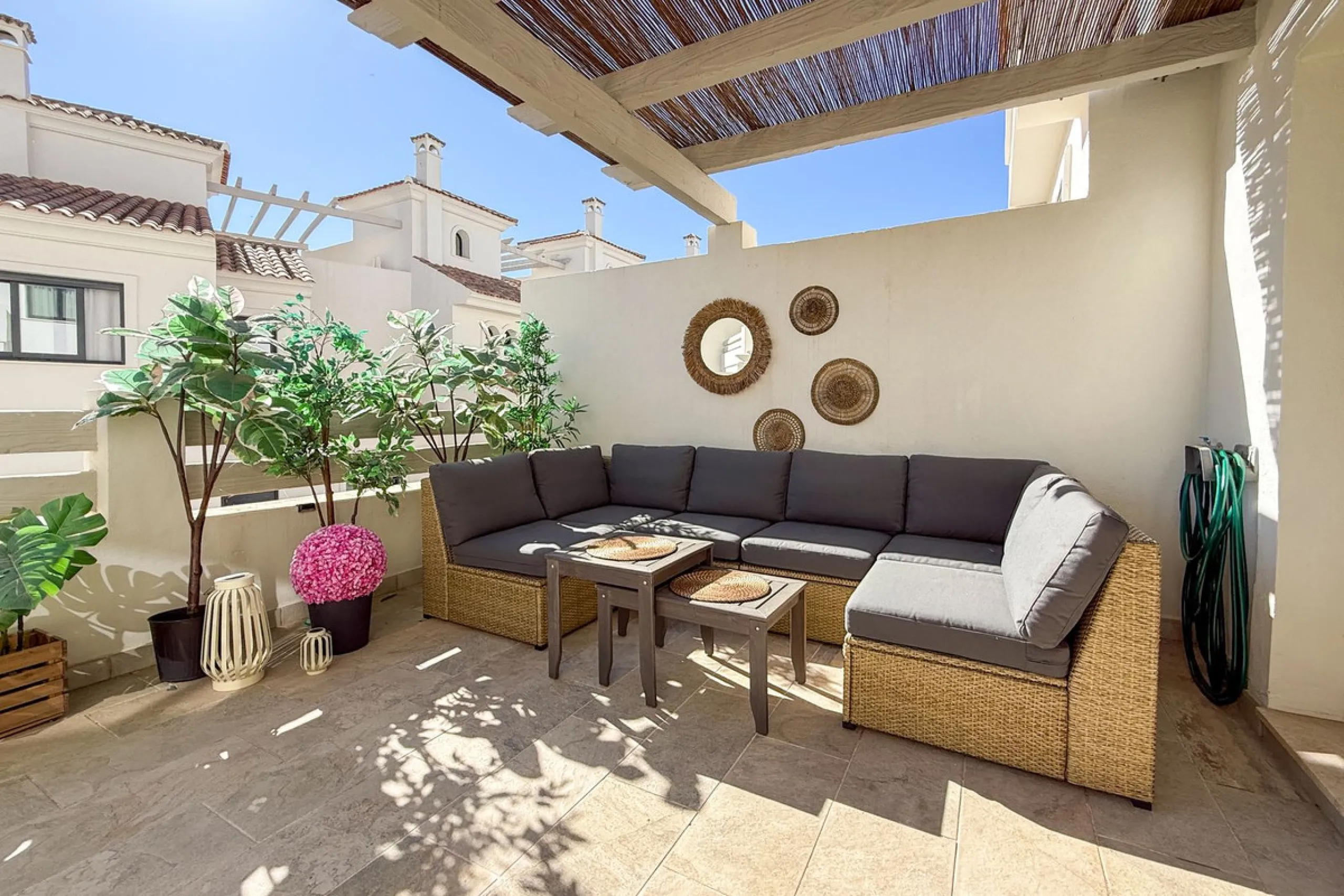 House - Townhouse в продаже в El Paraiso, Málaga. В доме 3 спален и 3 ванных комнат. Площадь дома 153 м²