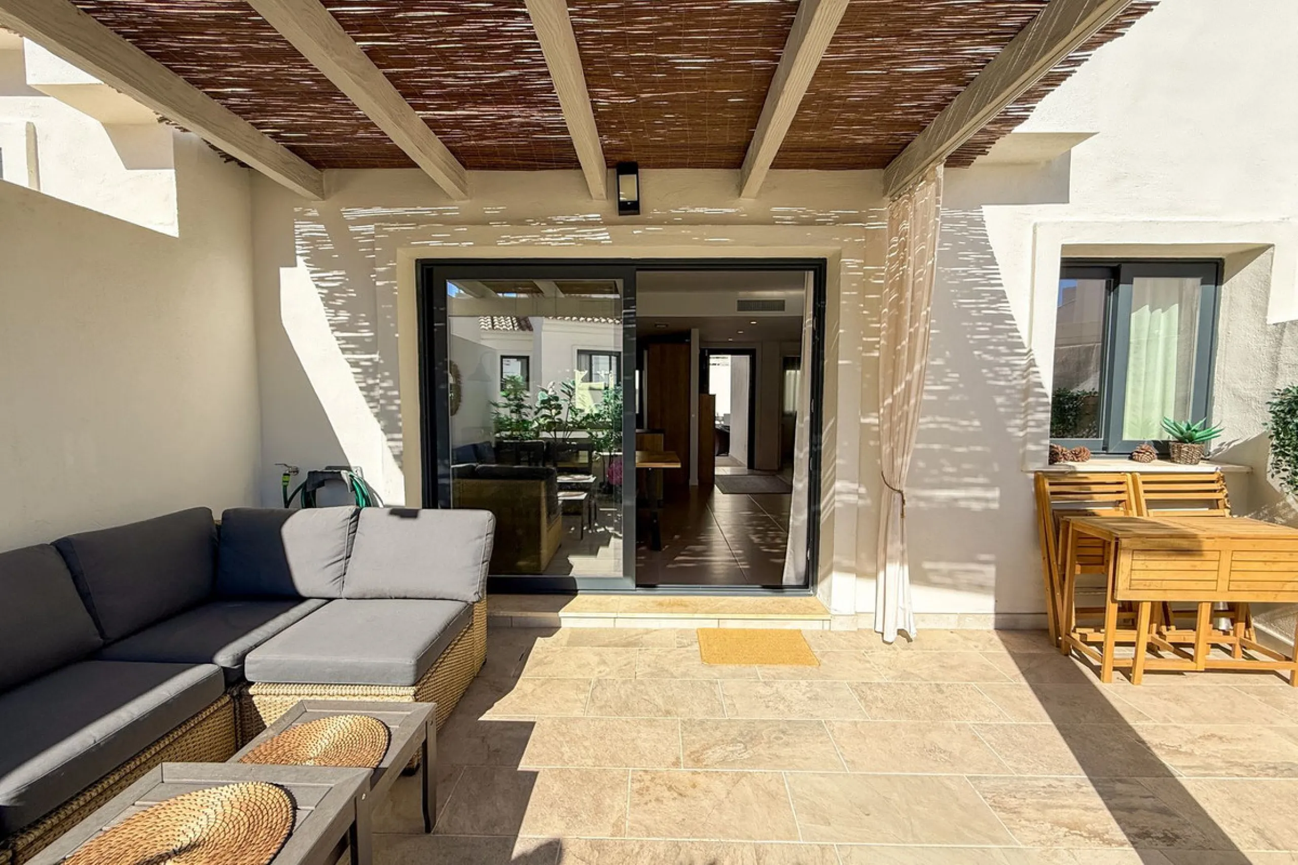 House - Townhouse в продаже в El Paraiso, Málaga. В доме 3 спален и 3 ванных комнат. Площадь дома 153 м²