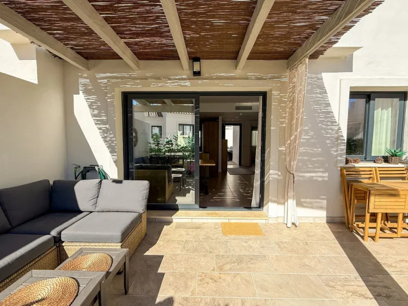 House - Townhouse в продаже в El Paraiso, Málaga. В доме 3 спален и 3 ванных комнат. Площадь дома 153 м²