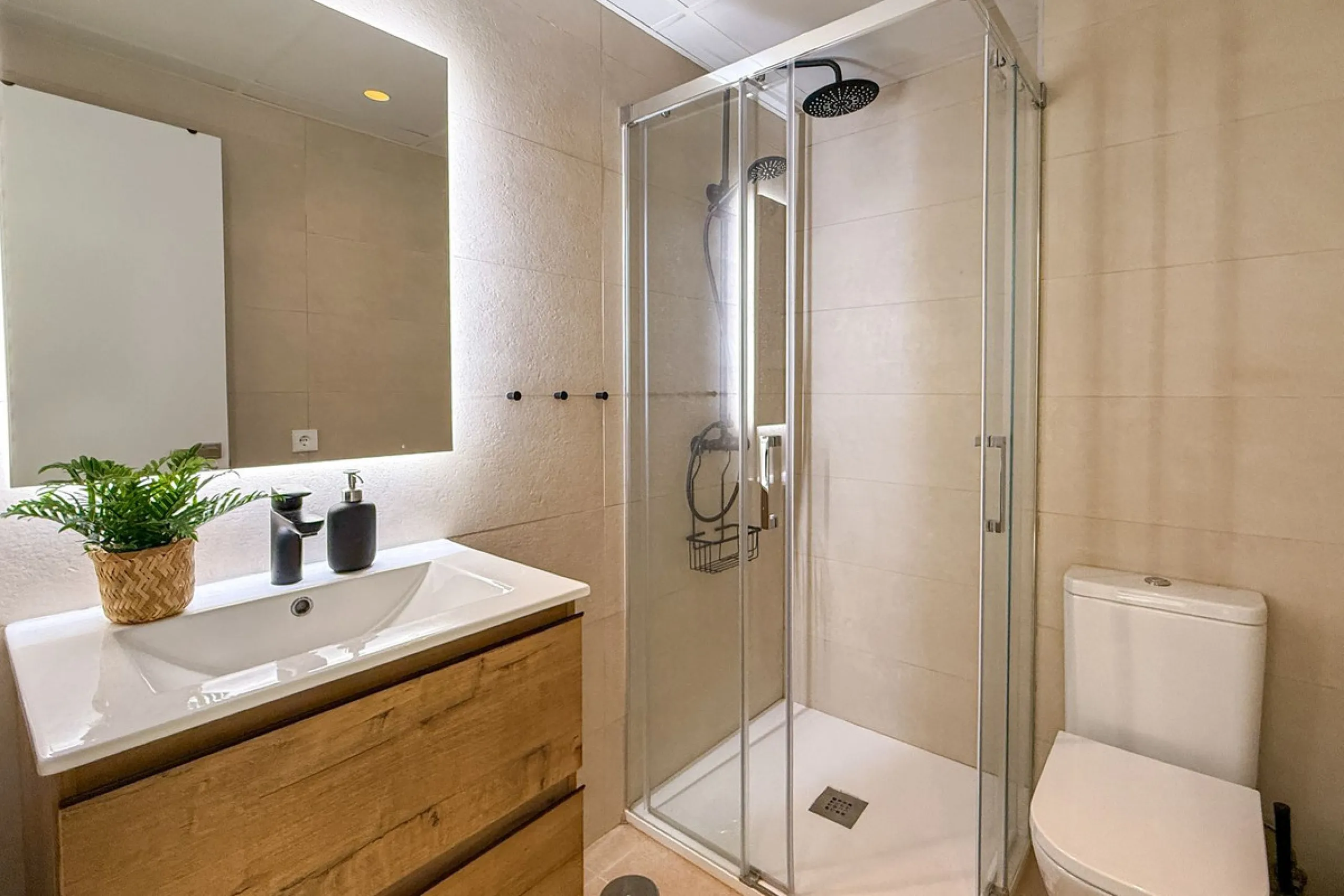 House - Townhouse в продаже в El Paraiso, Málaga. В доме 3 спален и 3 ванных комнат. Площадь дома 153 м²