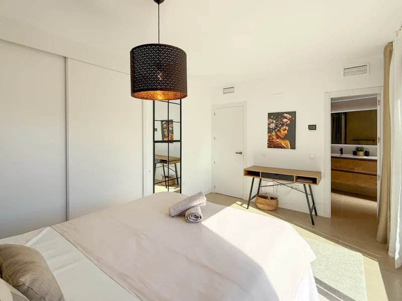 House - Townhouse в продаже в El Paraiso, Málaga. В доме 3 спален и 3 ванных комнат. Площадь дома 153 м²