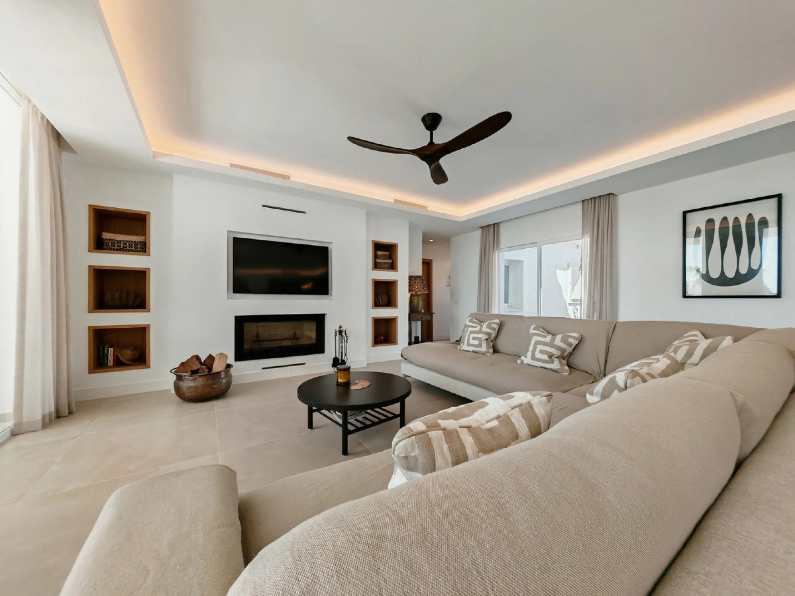 Villa for sale in Elviria, Marbella with 4 bedrooms, 4 bathrooms, 4 en suite bathrooms, 1 toilet and with orientation south, with private swimming pool, private garage and private garden. Regarding property dimensions, it has 327 m² built and 1,519 m² plo