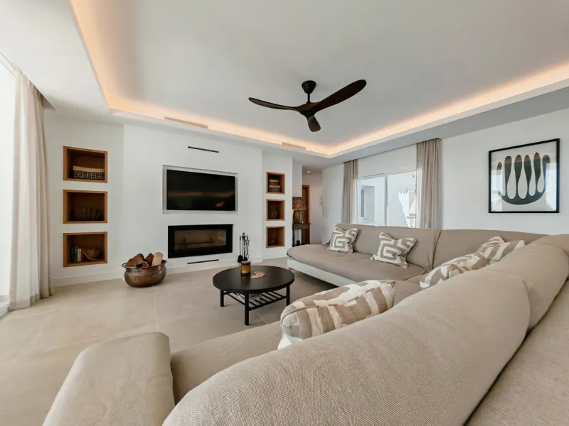 Villa for sale in Elviria, Marbella with 4 bedrooms, 4 bathrooms, 4 en suite bathrooms, 1 toilet and with orientation south, with private swimming pool, private garage and private garden. Regarding property dimensions, it has 327 m² built and 1,519 m² plo