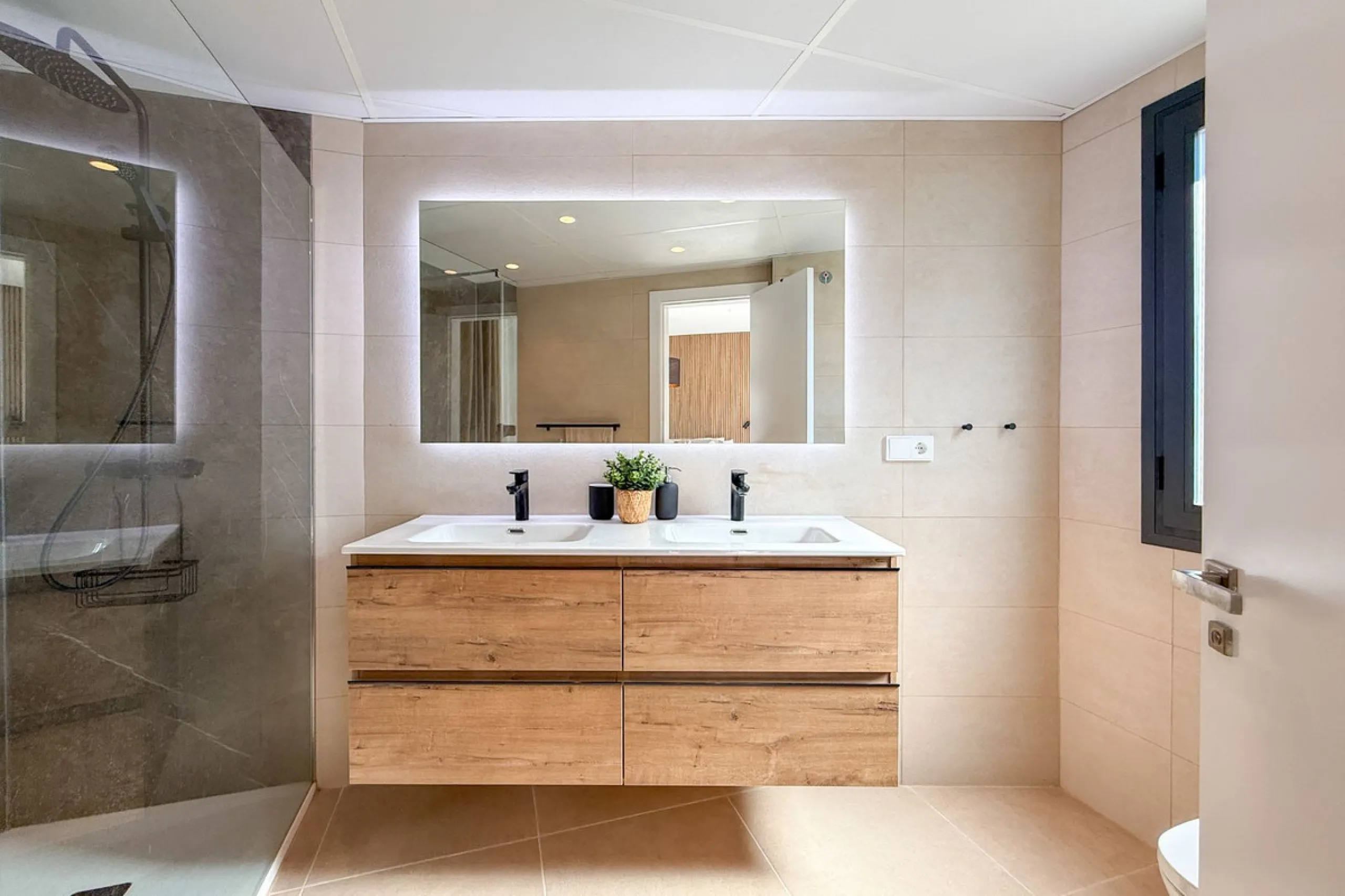 House - Townhouse в продаже в El Paraiso, Málaga. В доме 3 спален и 3 ванных комнат. Площадь дома 153 м²