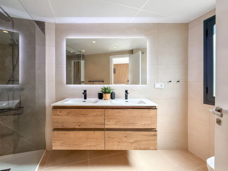 House - Townhouse в продаже в El Paraiso, Málaga. В доме 3 спален и 3 ванных комнат. Площадь дома 153 м²