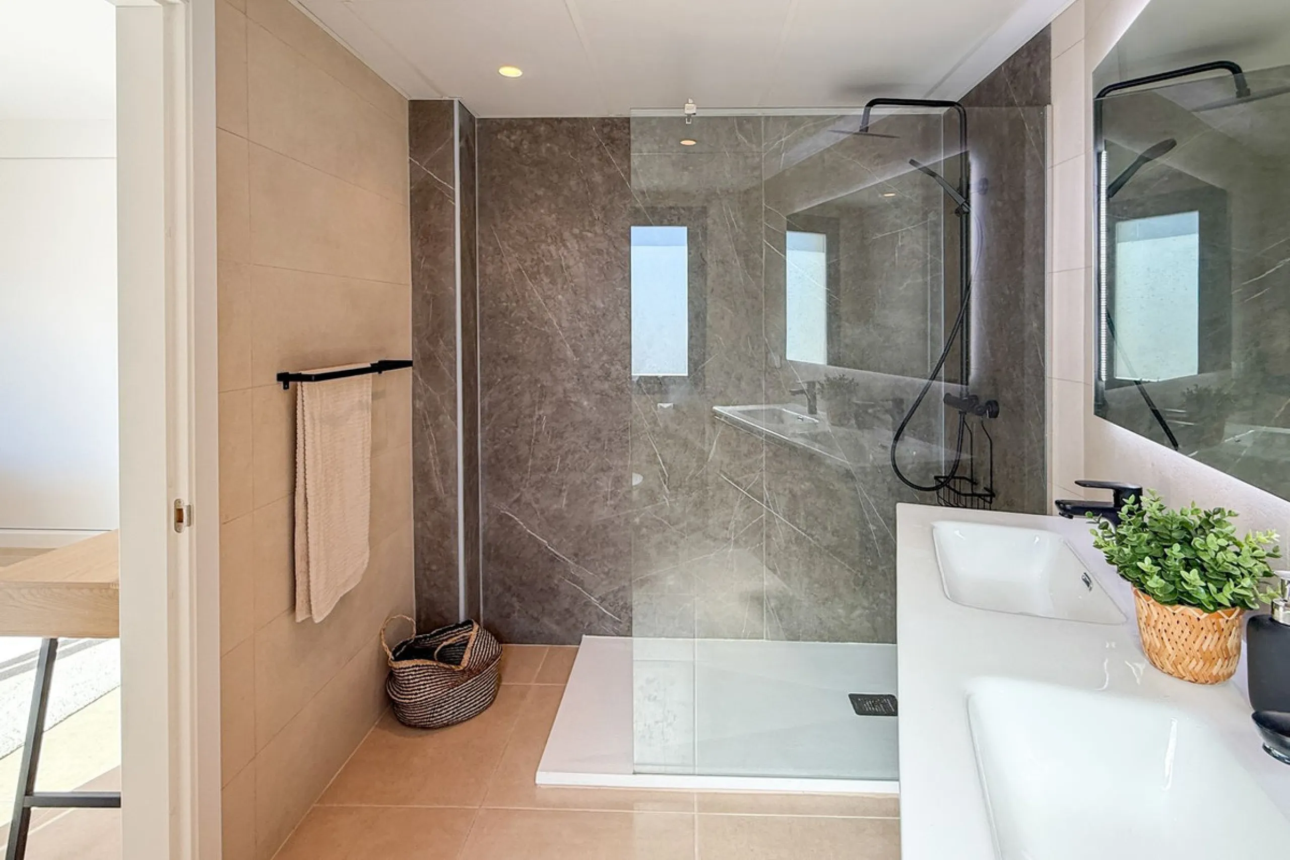 House - Townhouse в продаже в El Paraiso, Málaga. В доме 3 спален и 3 ванных комнат. Площадь дома 153 м²