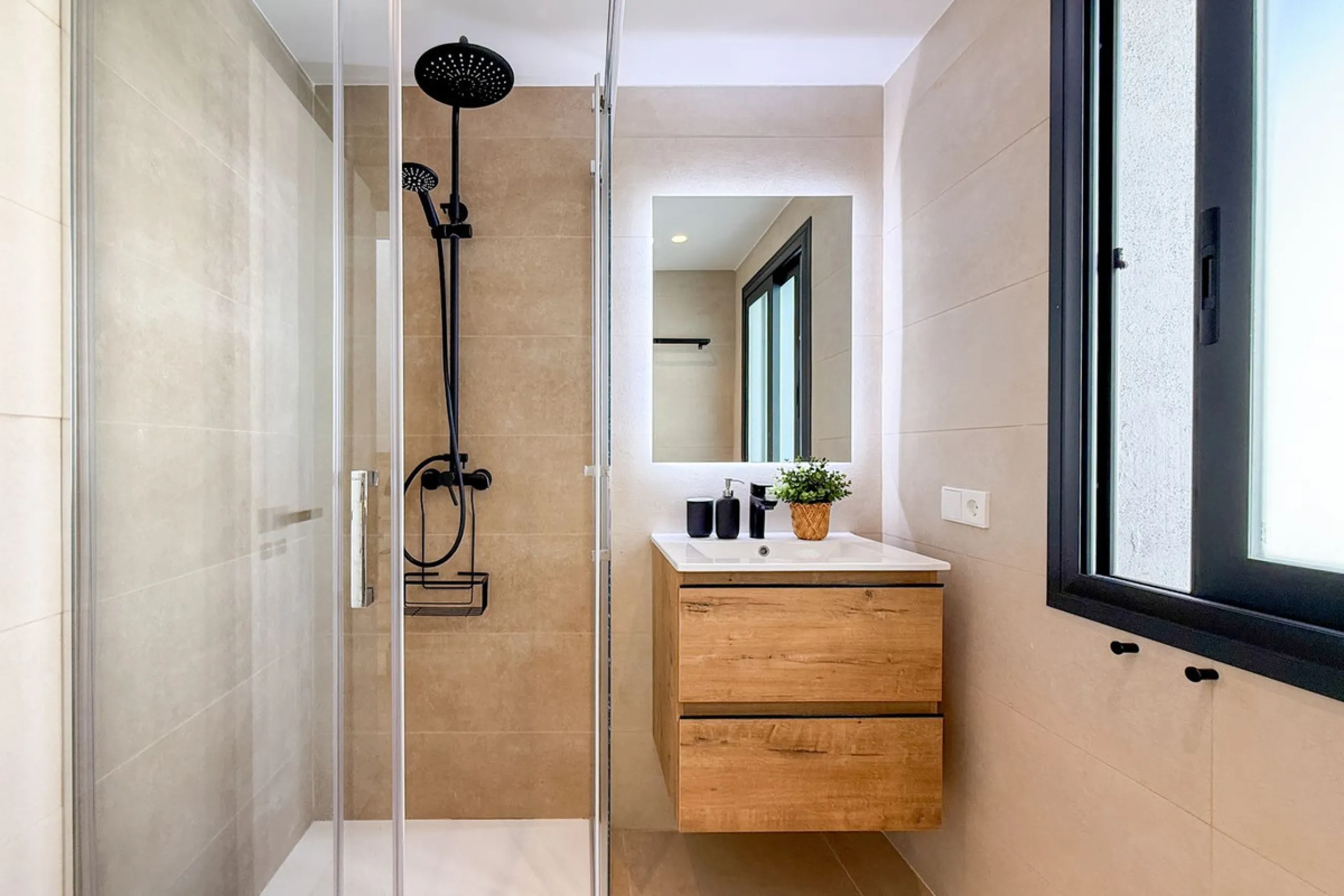 House - Townhouse в продаже в El Paraiso, Málaga. В доме 3 спален и 3 ванных комнат. Площадь дома 153 м²