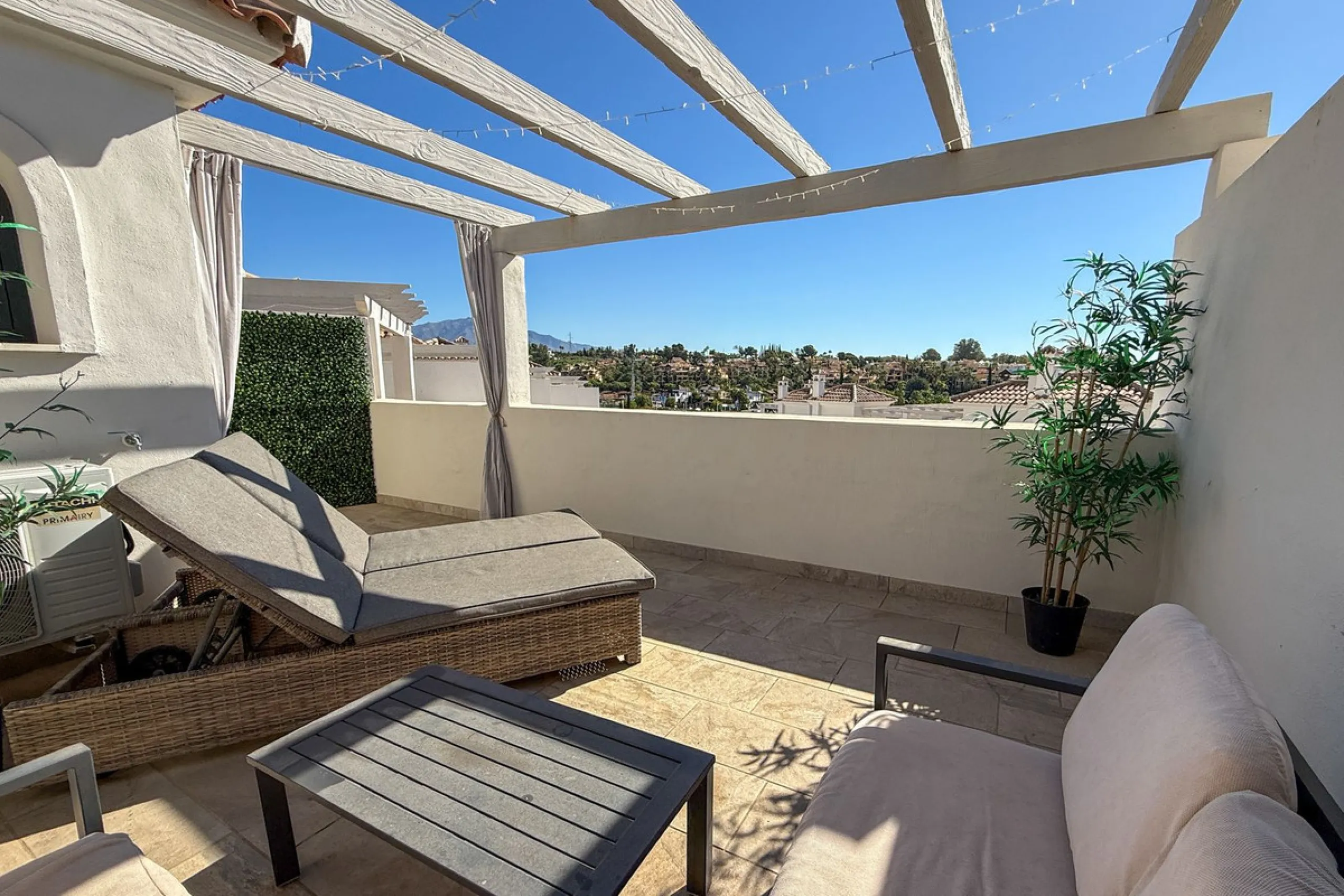 House - Townhouse в продаже в El Paraiso, Málaga. В доме 3 спален и 3 ванных комнат. Площадь дома 153 м²