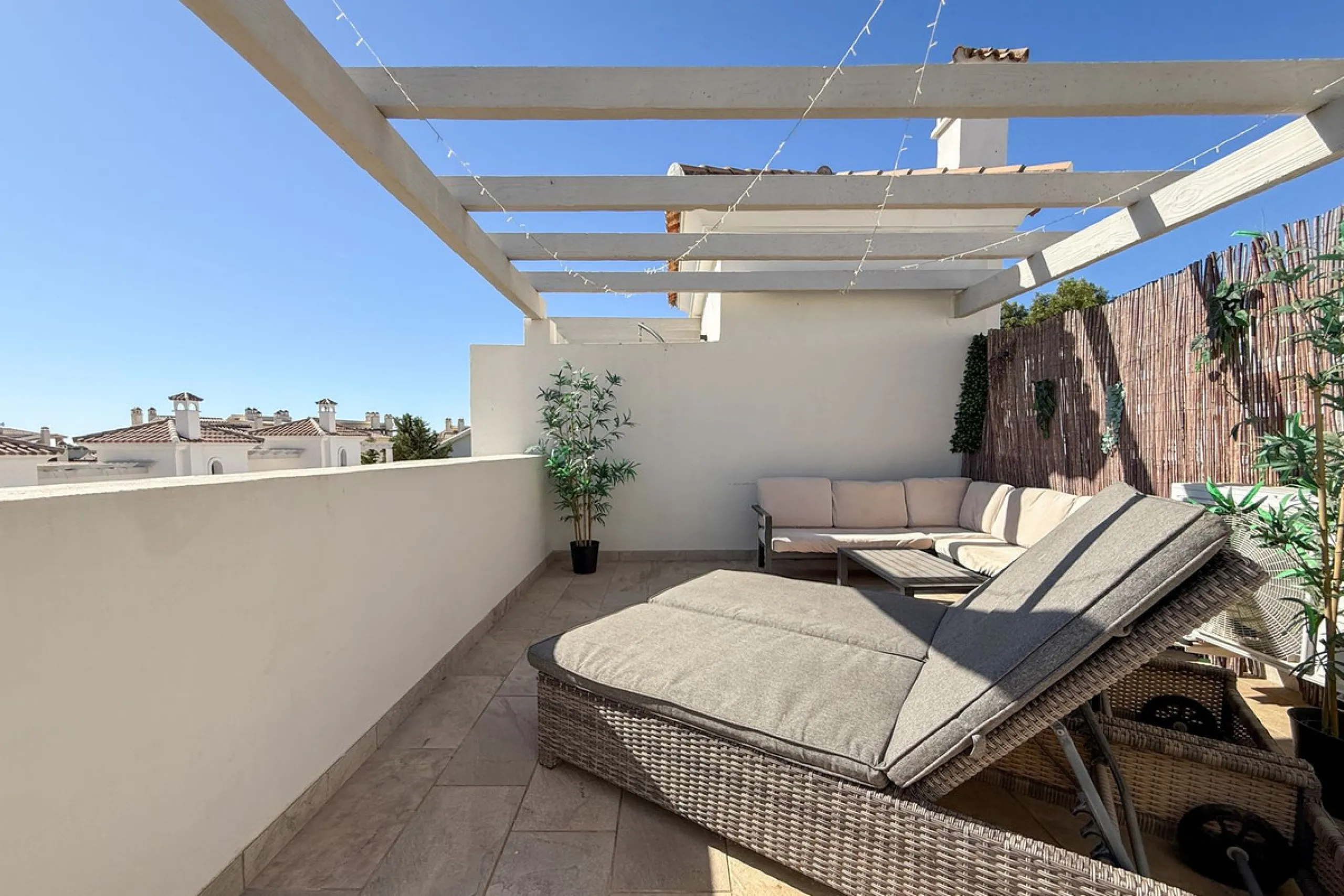 House - Townhouse в продаже в El Paraiso, Málaga. В доме 3 спален и 3 ванных комнат. Площадь дома 153 м²