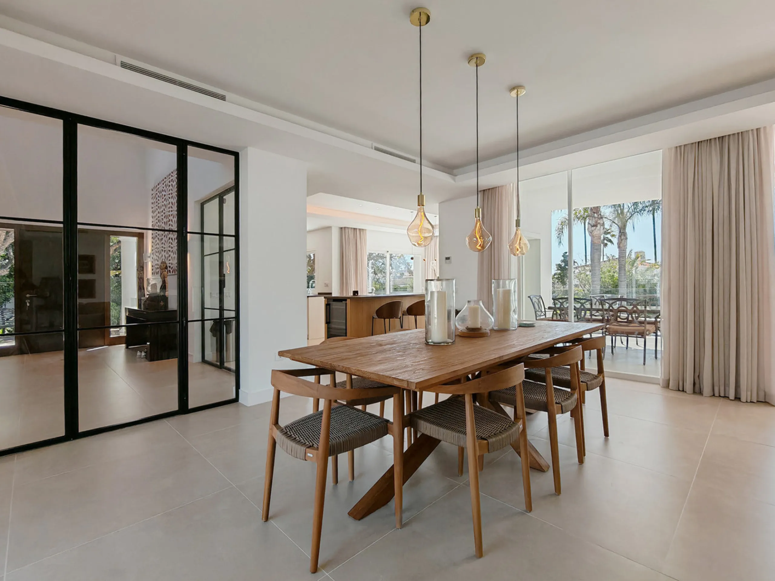 Villa for sale in Elviria, Marbella with 4 bedrooms, 4 bathrooms, 4 en suite bathrooms, 1 toilet and with orientation south, with private swimming pool, private garage and private garden. Regarding property dimensions, it has 327 m² built and 1,519 m² plo