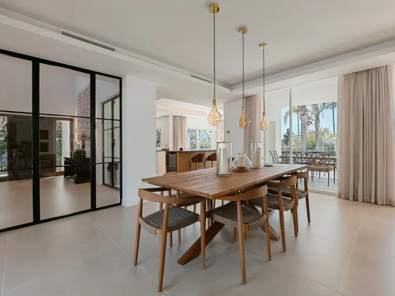 Villa for sale in Elviria, Marbella with 4 bedrooms, 4 bathrooms, 4 en suite bathrooms, 1 toilet and with orientation south, with private swimming pool, private garage and private garden. Regarding property dimensions, it has 327 m² built and 1,519 m² plo