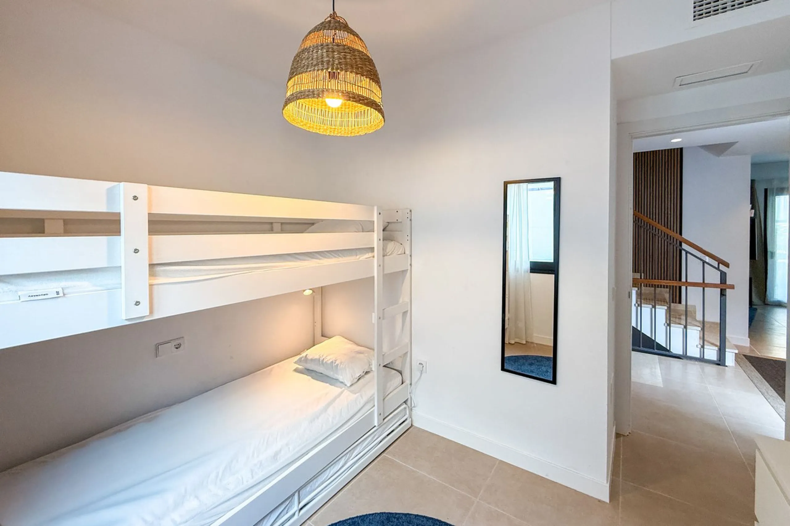 House - Townhouse в продаже в El Paraiso, Málaga. В доме 3 спален и 3 ванных комнат. Площадь дома 153 м²