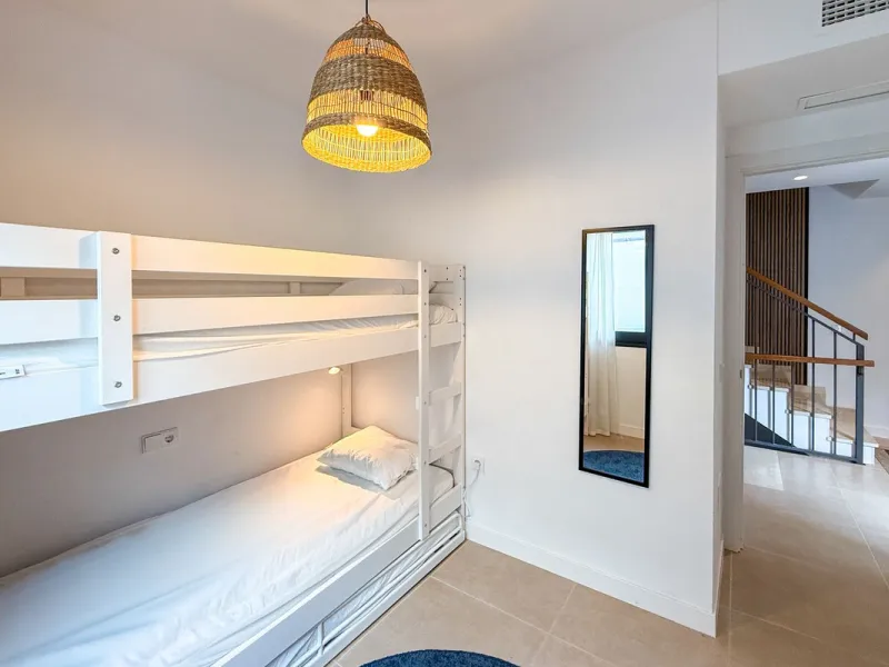 House - Townhouse в продаже в El Paraiso, Málaga. В доме 3 спален и 3 ванных комнат. Площадь дома 153 м²