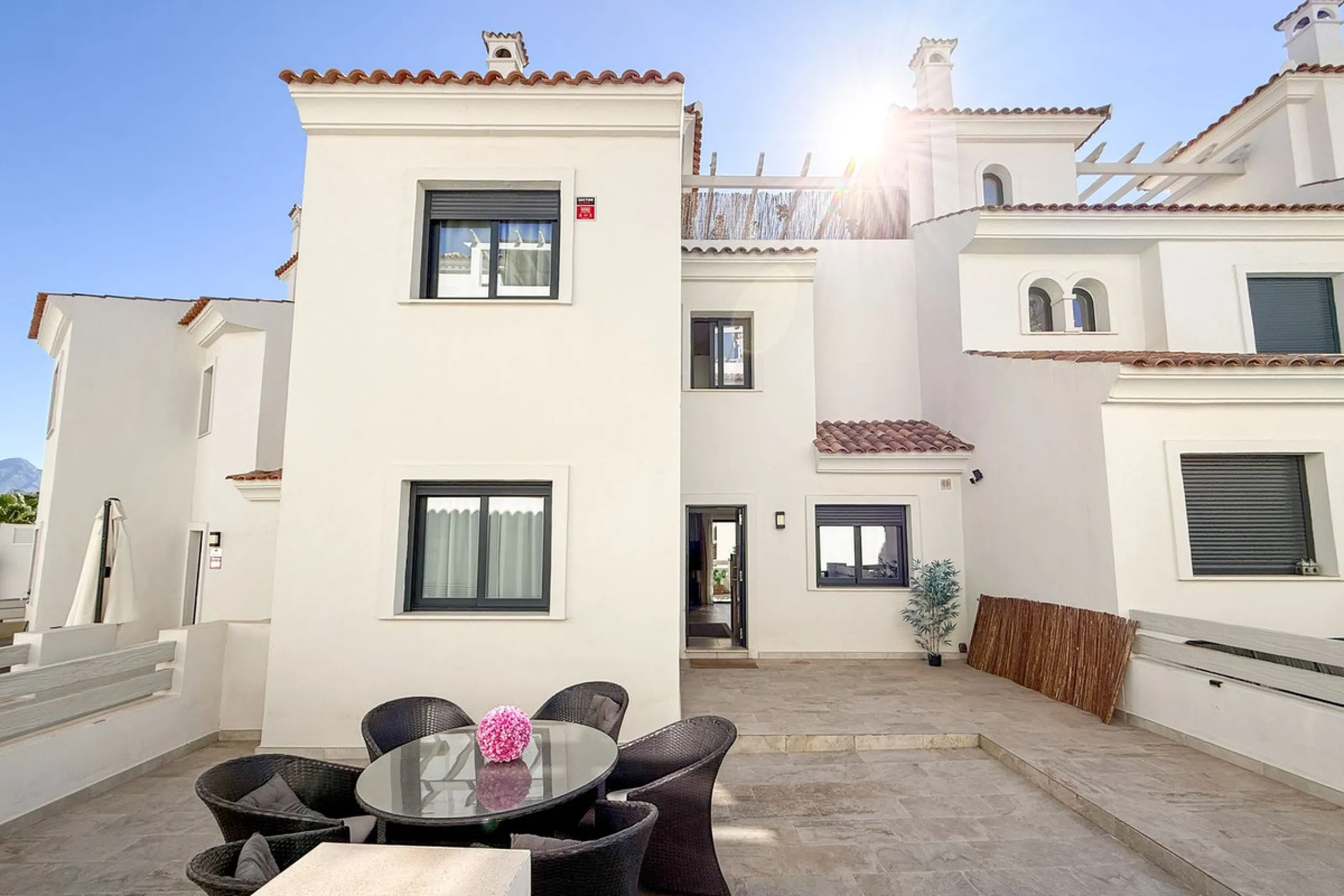House - Townhouse в продаже в El Paraiso, Málaga. В доме 3 спален и 3 ванных комнат. Площадь дома 153 м²