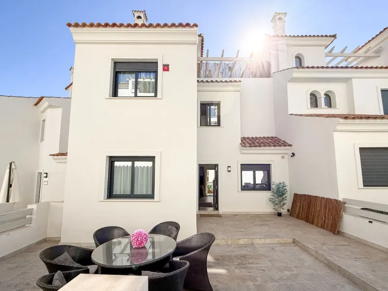 House - Townhouse в продаже в El Paraiso, Málaga. В доме 3 спален и 3 ванных комнат. Площадь дома 153 м²