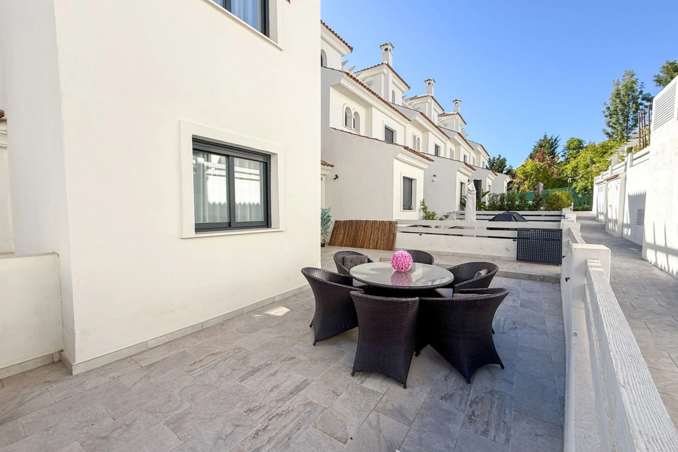 House - Townhouse в продаже в El Paraiso, Málaga. В доме 3 спален и 3 ванных комнат. Площадь дома 153 м²