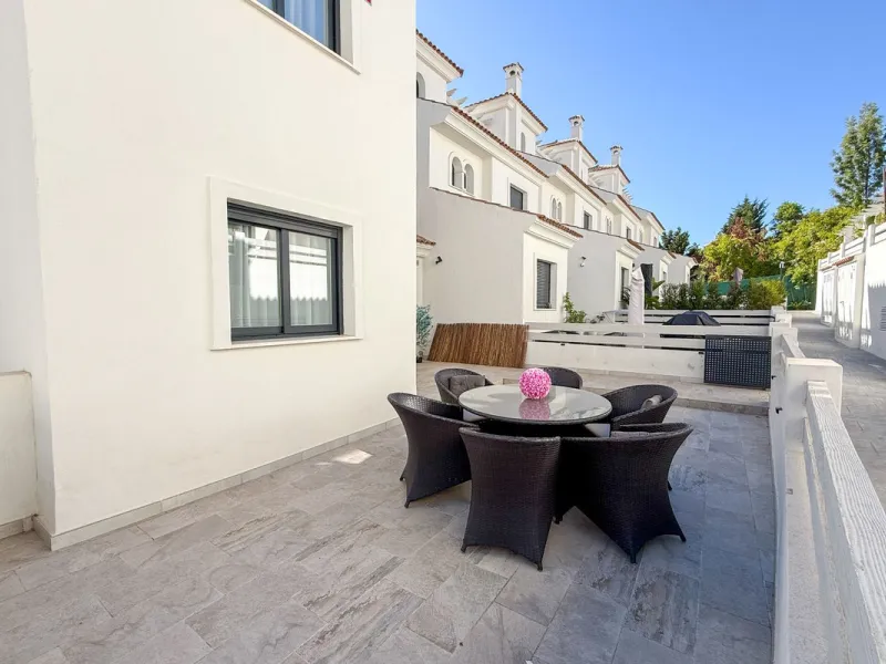 House - Townhouse в продаже в El Paraiso, Málaga. В доме 3 спален и 3 ванных комнат. Площадь дома 153 м²