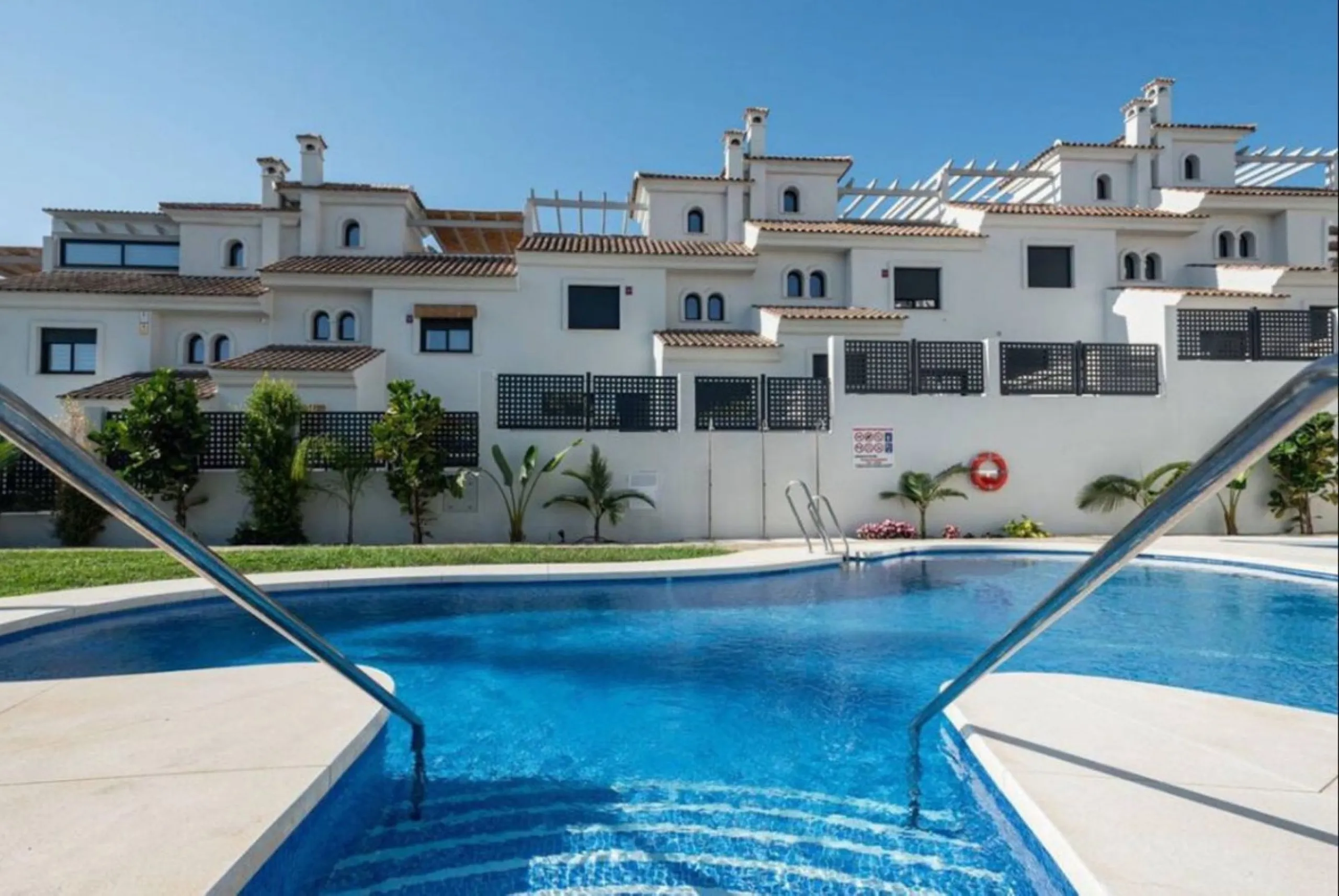 House - Townhouse в продаже в El Paraiso, Málaga. В доме 3 спален и 3 ванных комнат. Площадь дома 153 м²