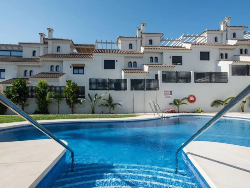 House - Townhouse в продаже в El Paraiso, Málaga. В доме 3 спален и 3 ванных комнат. Площадь дома 153 м²