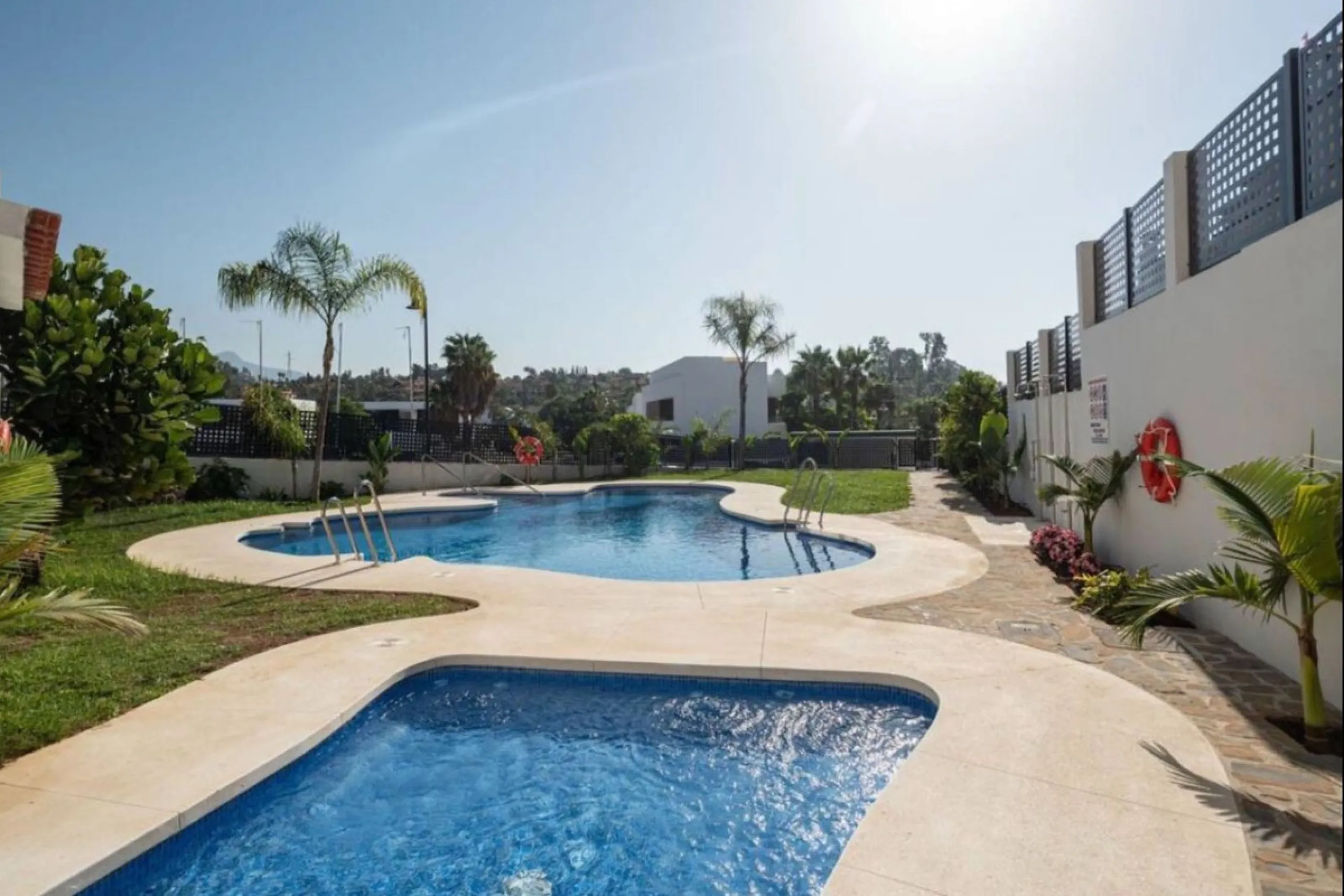 House - Townhouse в продаже в El Paraiso, Málaga. В доме 3 спален и 3 ванных комнат. Площадь дома 153 м²