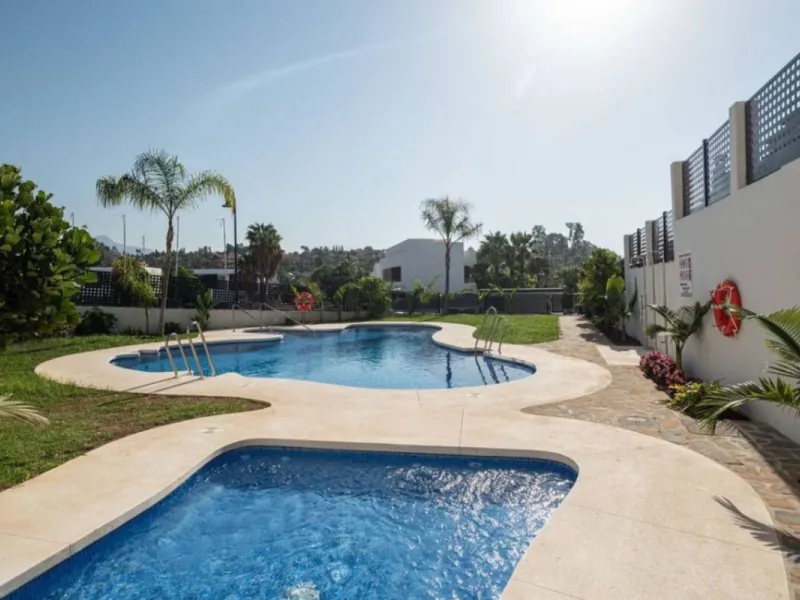 House - Townhouse в продаже в El Paraiso, Málaga. В доме 3 спален и 3 ванных комнат. Площадь дома 153 м²