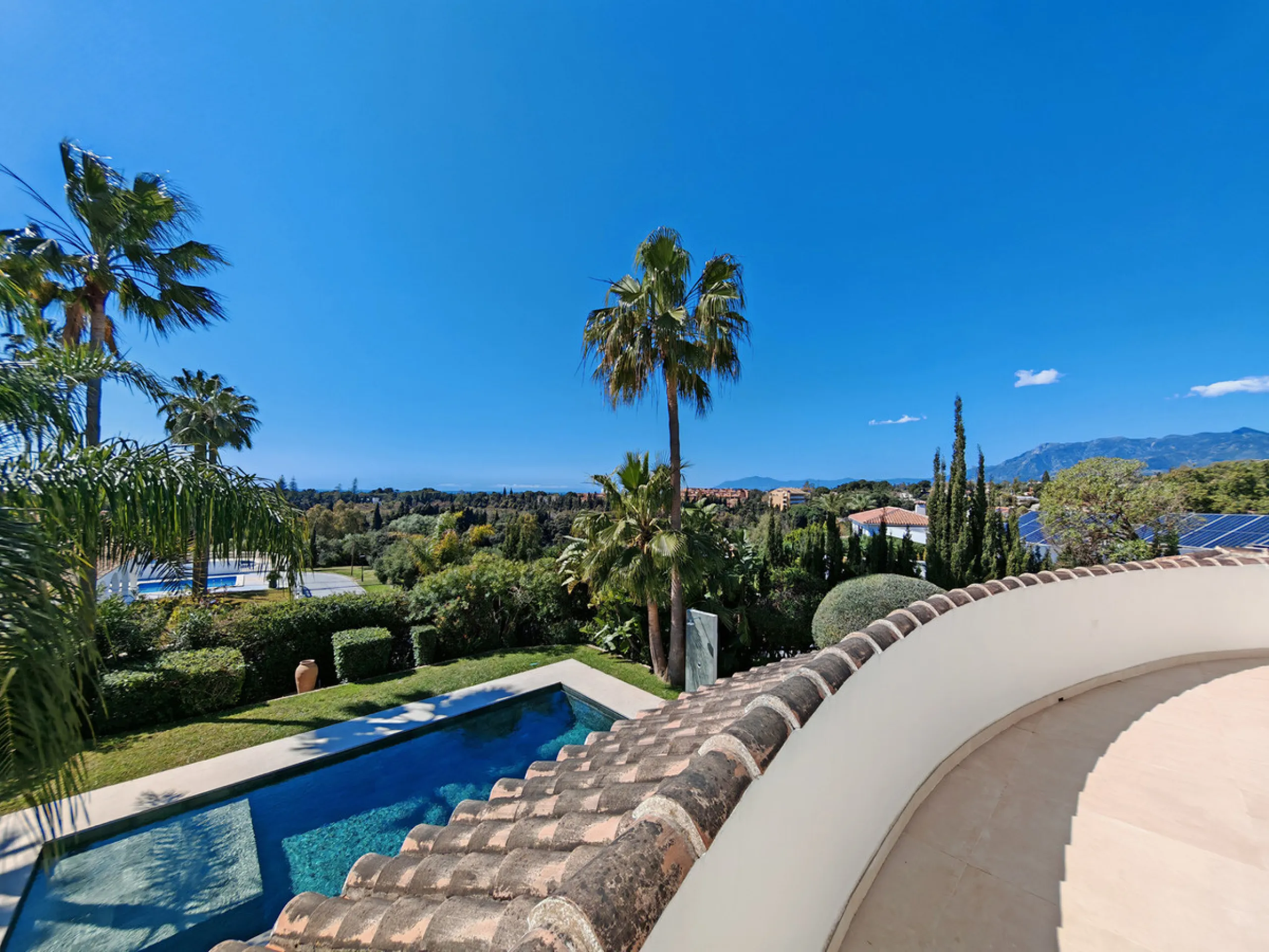 Villa for sale in Elviria, Marbella with 4 bedrooms, 4 bathrooms, 4 en suite bathrooms, 1 toilet and with orientation south, with private swimming pool, private garage and private garden. Regarding property dimensions, it has 327 m² built and 1,519 m² plo