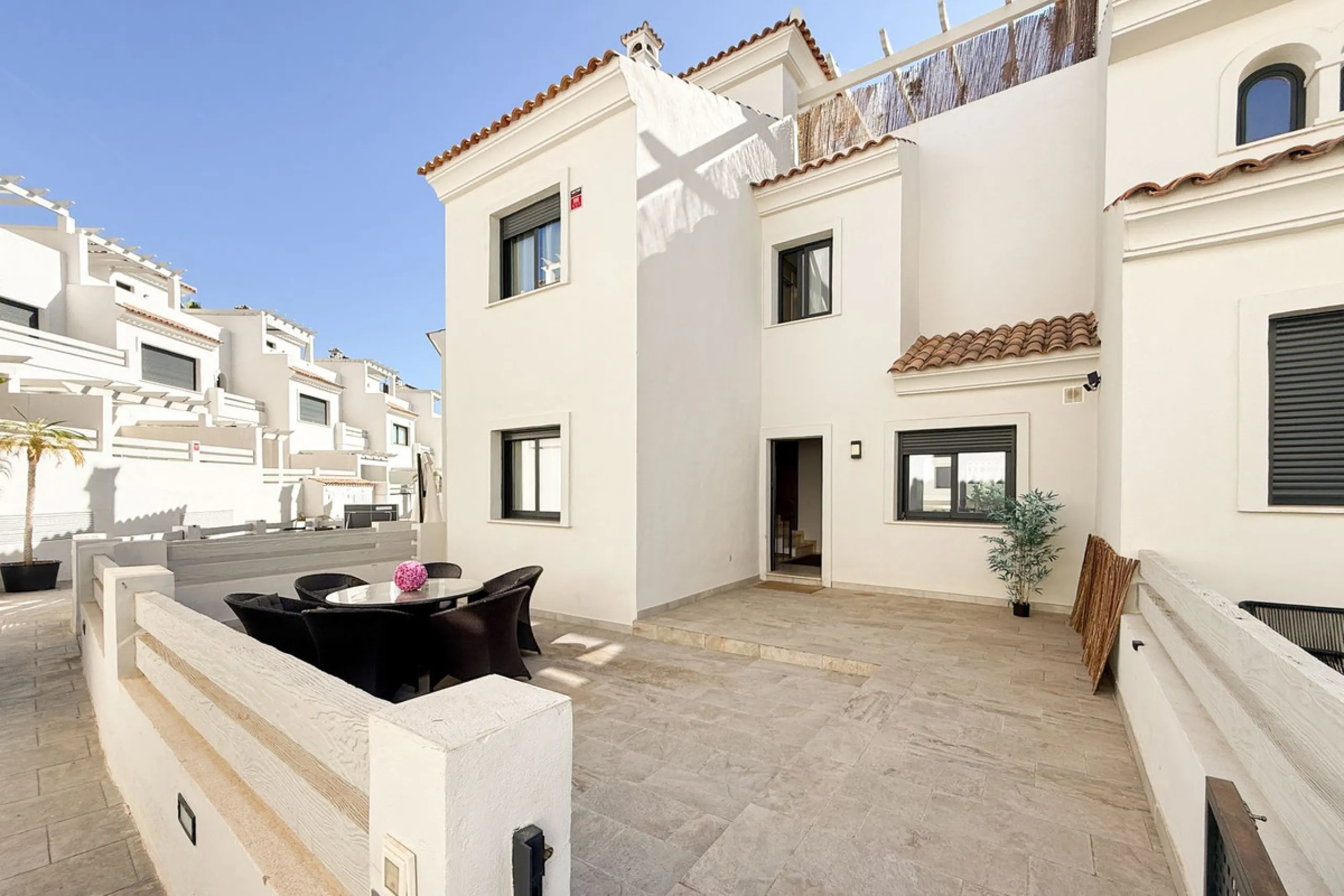 House - Townhouse в продаже в El Paraiso, Málaga. В доме 3 спален и 3 ванных комнат. Площадь дома 153 м²
