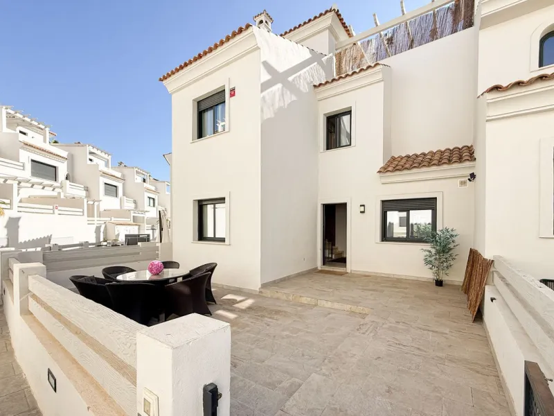 House - Townhouse в продаже в El Paraiso, Málaga. В доме 3 спален и 3 ванных комнат. Площадь дома 153 м²