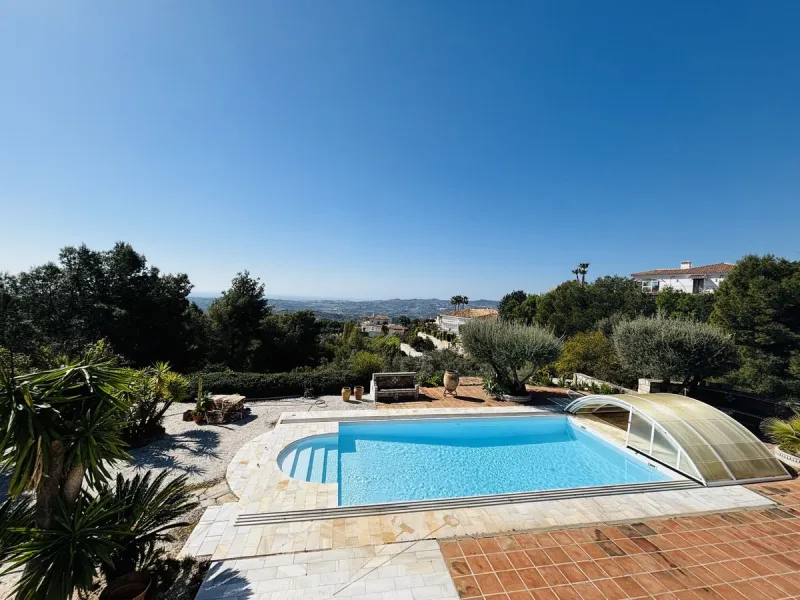 Nestled in the prestigious urbanisation of Valtocado, this spacious and elegant classic detached villa enjoys an elevated position offering breathtaking panoramic views stretching across the mountains and down to the coast. Located at the end of a quiet s