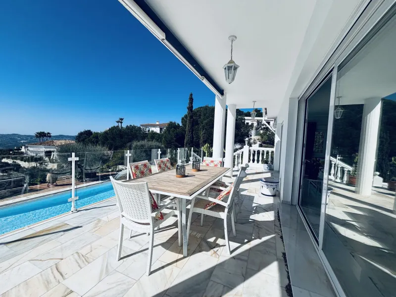 Nestled in the prestigious urbanisation of Valtocado, this spacious and elegant classic detached villa enjoys an elevated position offering breathtaking panoramic views stretching across the mountains and down to the coast. Located at the end of a quiet s
