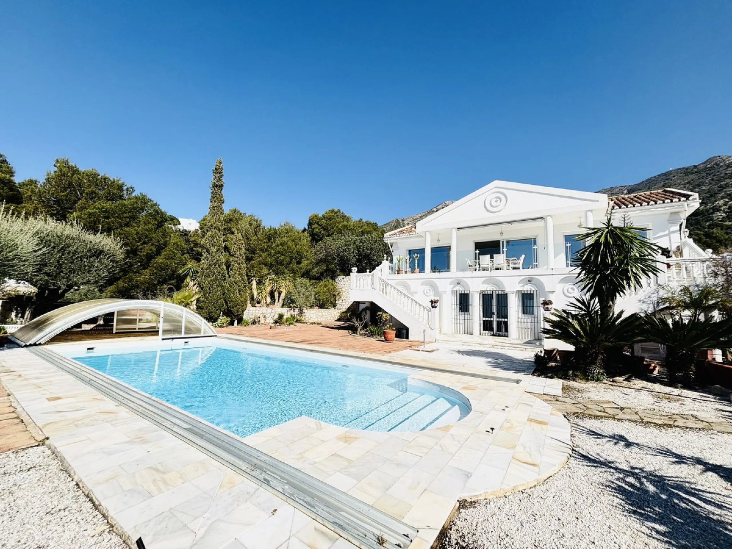Nestled in the prestigious urbanisation of Valtocado, this spacious and elegant classic detached villa enjoys an elevated position offering breathtaking panoramic views stretching across the mountains and down to the coast. Located at the end of a quiet s
