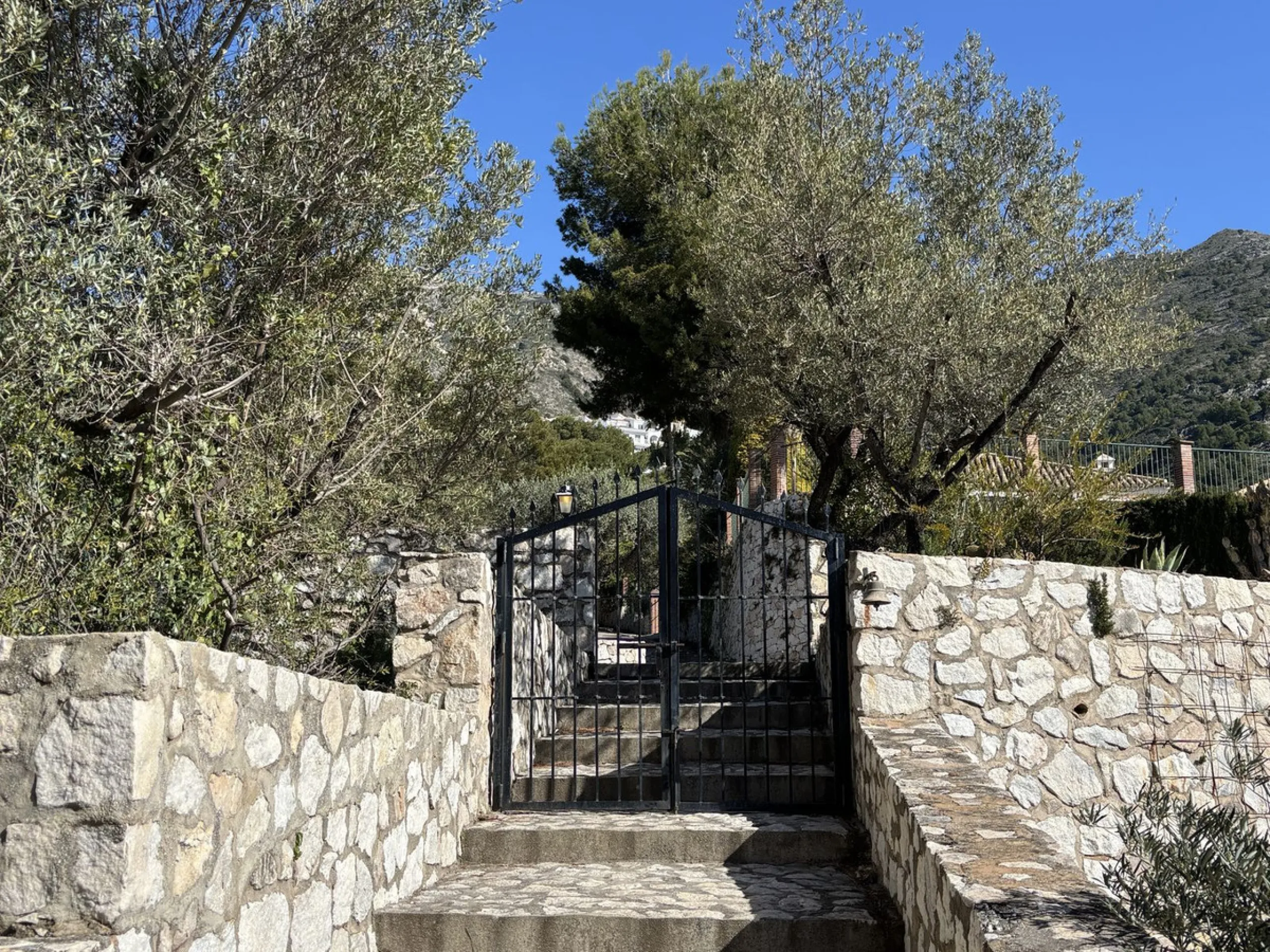 Nestled in the prestigious urbanisation of Valtocado, this spacious and elegant classic detached villa enjoys an elevated position offering breathtaking panoramic views stretching across the mountains and down to the coast. Located at the end of a quiet s
