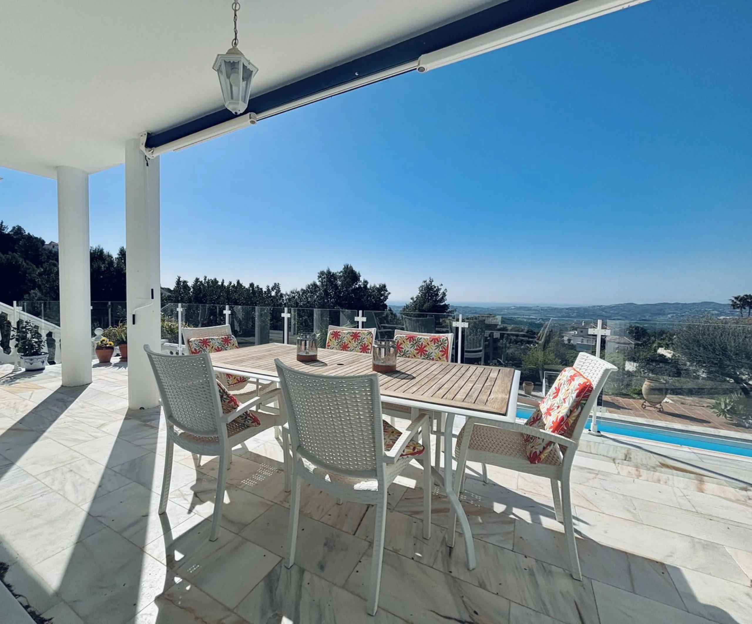 Nestled in the prestigious urbanisation of Valtocado, this spacious and elegant classic detached villa enjoys an elevated position offering breathtaking panoramic views stretching across the mountains and down to the coast. Located at the end of a quiet s