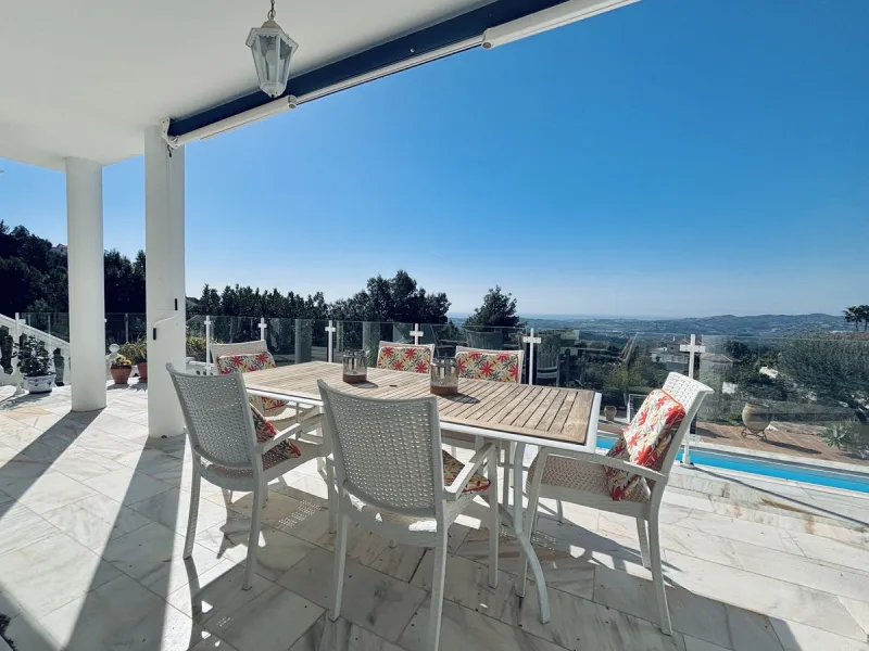 Nestled in the prestigious urbanisation of Valtocado, this spacious and elegant classic detached villa enjoys an elevated position offering breathtaking panoramic views stretching across the mountains and down to the coast. Located at the end of a quiet s