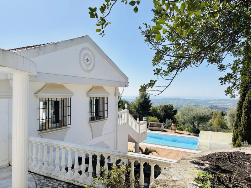 Nestled in the prestigious urbanisation of Valtocado, this spacious and elegant classic detached villa enjoys an elevated position offering breathtaking panoramic views stretching across the mountains and down to the coast. Located at the end of a quiet s
