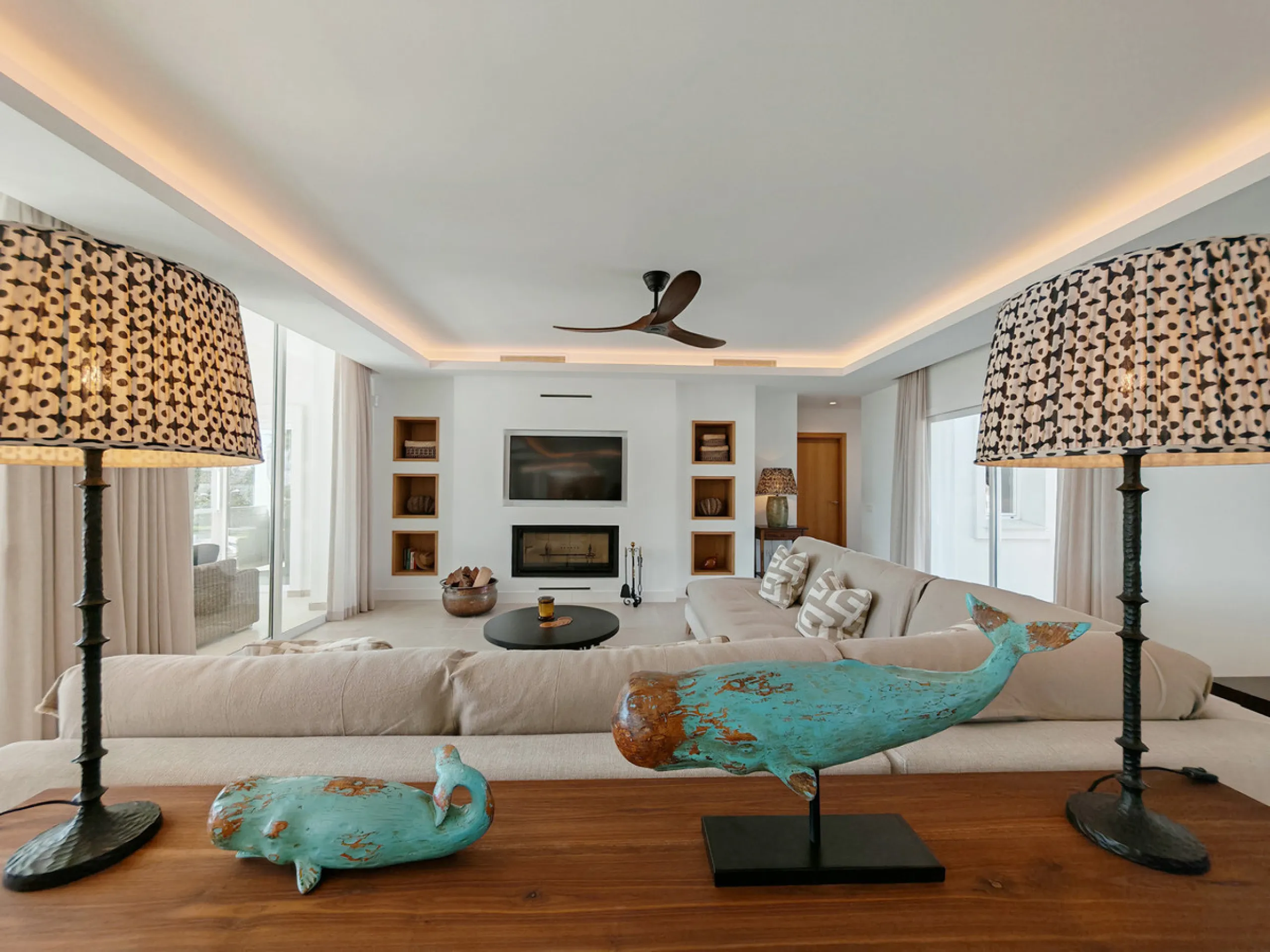 Villa for sale in Elviria, Marbella with 4 bedrooms, 4 bathrooms, 4 en suite bathrooms, 1 toilet and with orientation south, with private swimming pool, private garage and private garden. Regarding property dimensions, it has 327 m² built and 1,519 m² plo