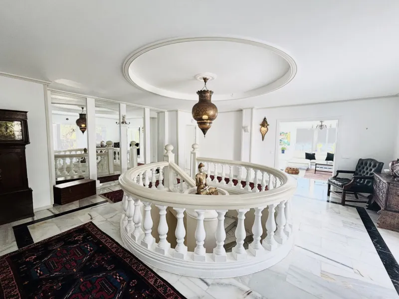 Nestled in the prestigious urbanisation of Valtocado, this spacious and elegant classic detached villa enjoys an elevated position offering breathtaking panoramic views stretching across the mountains and down to the coast. Located at the end of a quiet s