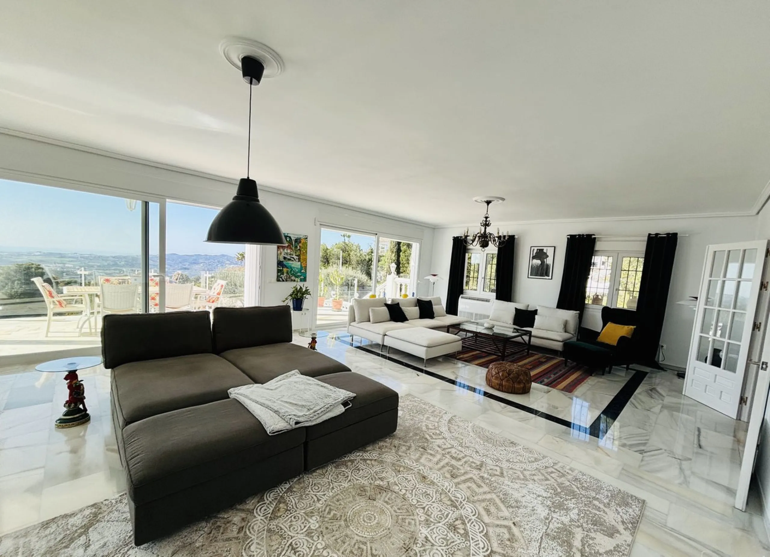 Nestled in the prestigious urbanisation of Valtocado, this spacious and elegant classic detached villa enjoys an elevated position offering breathtaking panoramic views stretching across the mountains and down to the coast. Located at the end of a quiet s