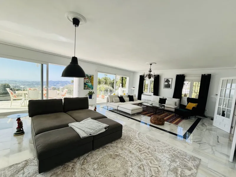 Nestled in the prestigious urbanisation of Valtocado, this spacious and elegant classic detached villa enjoys an elevated position offering breathtaking panoramic views stretching across the mountains and down to the coast. Located at the end of a quiet s