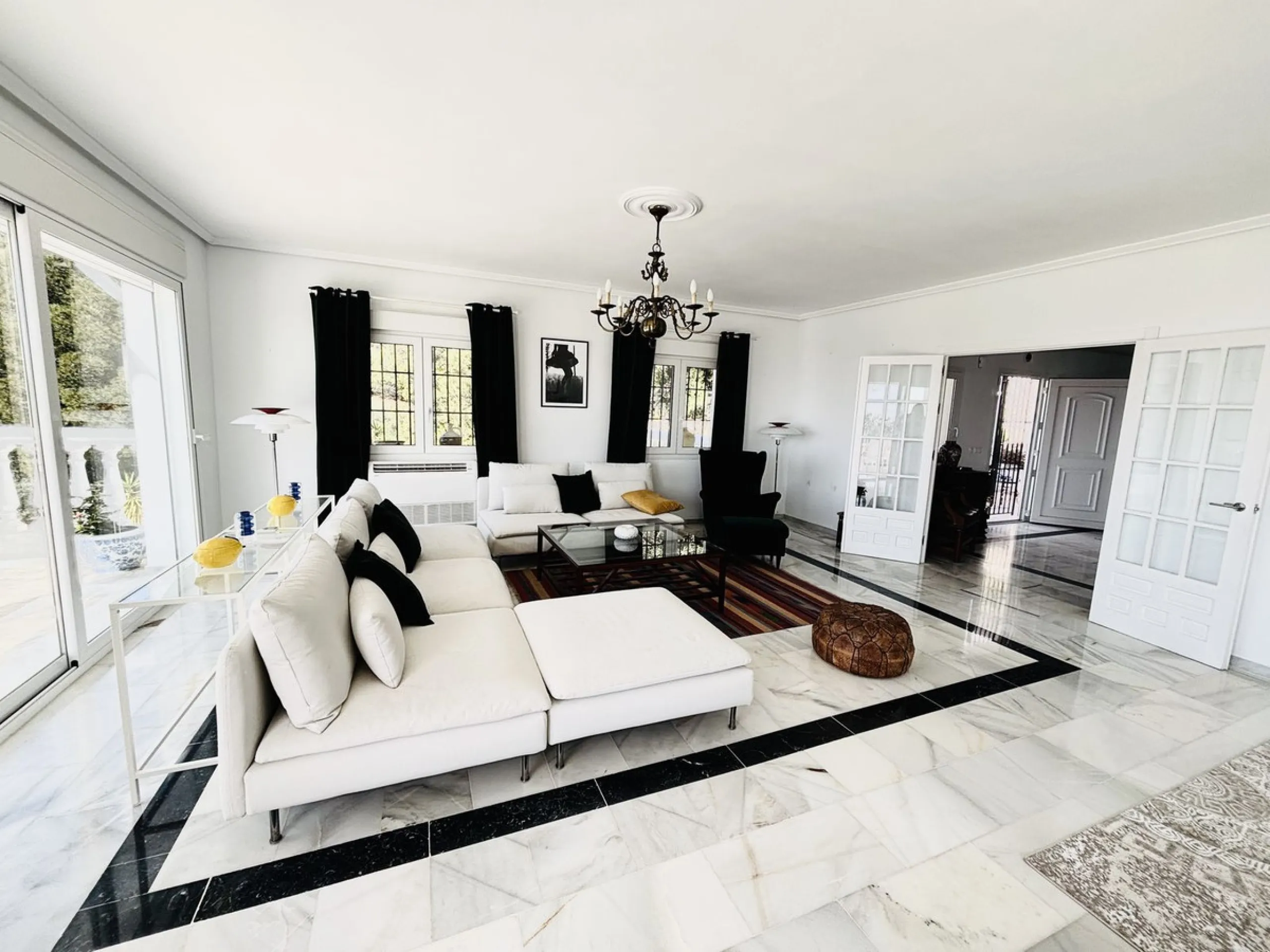 Nestled in the prestigious urbanisation of Valtocado, this spacious and elegant classic detached villa enjoys an elevated position offering breathtaking panoramic views stretching across the mountains and down to the coast. Located at the end of a quiet s