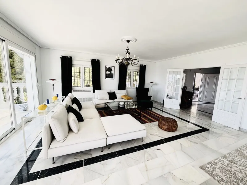 Nestled in the prestigious urbanisation of Valtocado, this spacious and elegant classic detached villa enjoys an elevated position offering breathtaking panoramic views stretching across the mountains and down to the coast. Located at the end of a quiet s