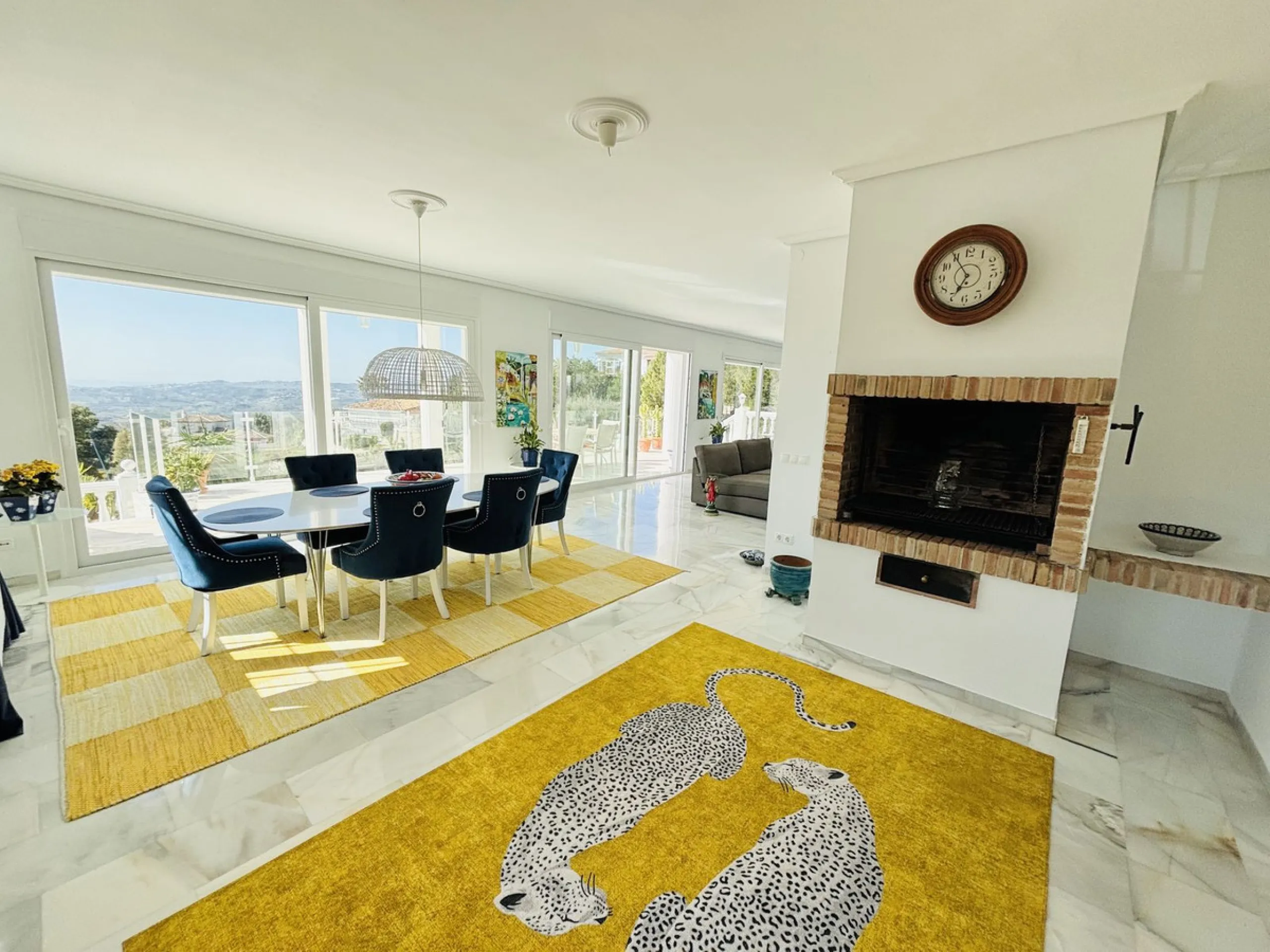 Nestled in the prestigious urbanisation of Valtocado, this spacious and elegant classic detached villa enjoys an elevated position offering breathtaking panoramic views stretching across the mountains and down to the coast. Located at the end of a quiet s